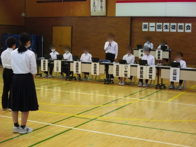 質問に答える会長