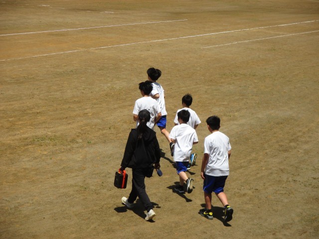 日陰０のグラウンドへ出発