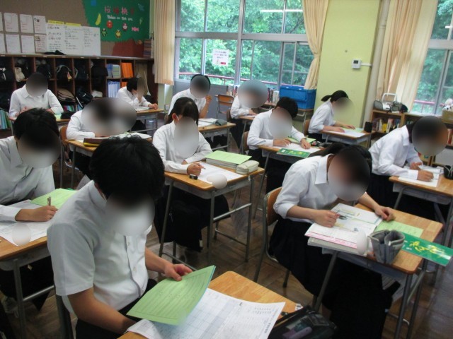 黙々と記入している3年