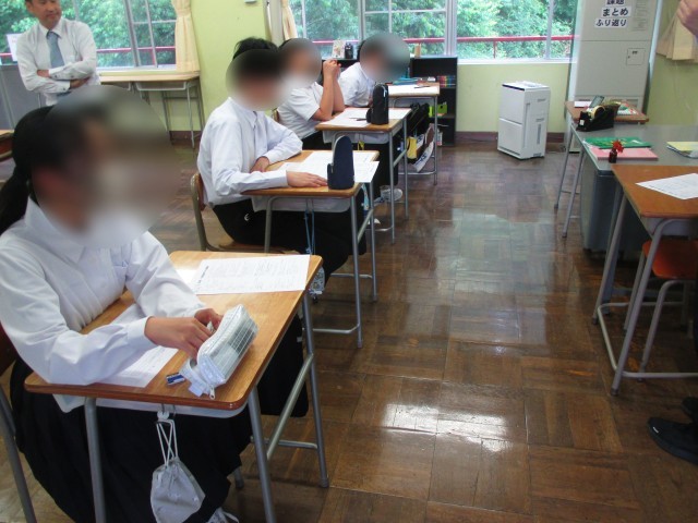 担任の指導を聞きながら進める2年