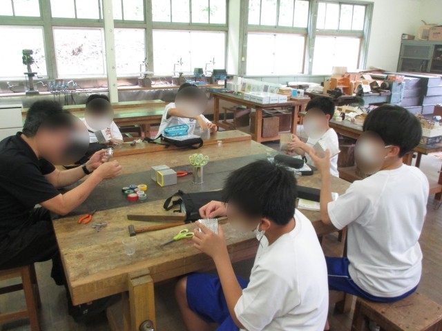 目が真剣　ペン立て作り