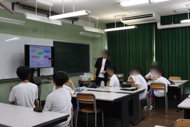 説明を聞いています