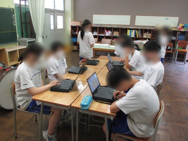 ２グループに分かれて準備中