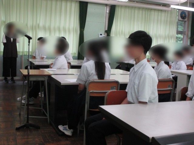 真剣に聞く生徒たち
