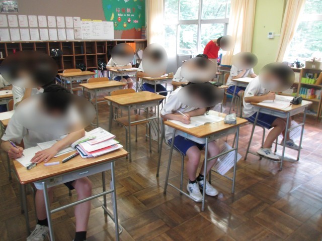 黙々と英語を進める3年生