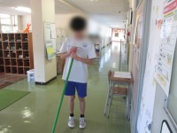 黙々とモップがけ