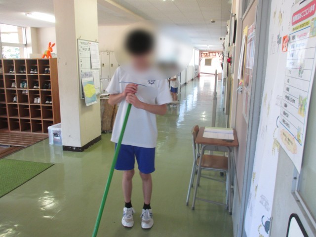 黙々とモップがけ