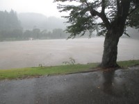 池のように見えるグラウンド