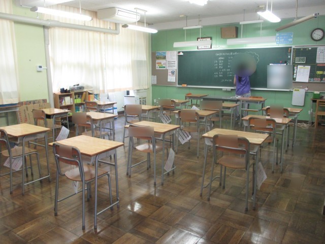 教室整備をする担任