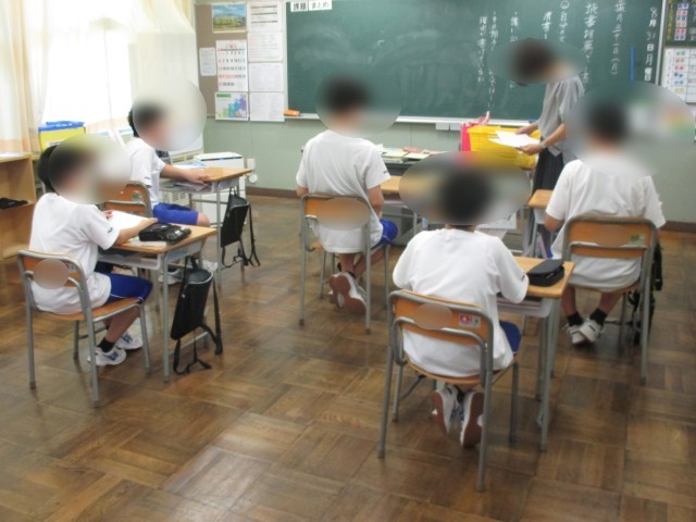 作文清書の指示を聞く1年生