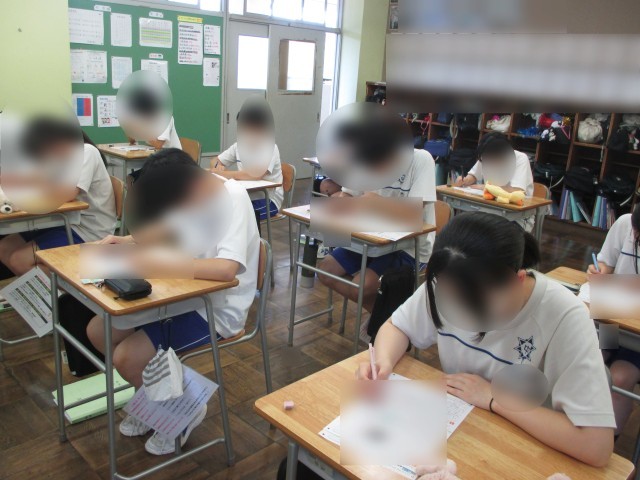 理科のテストを受ける3年生