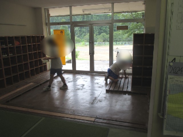 歳を感じながら清掃する女子生徒