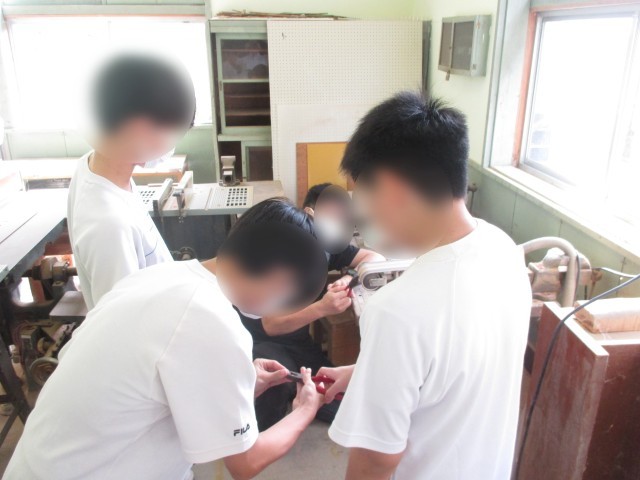 手のほうが機械より速くないか？