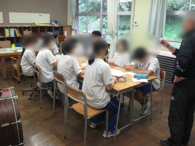 生徒会は会議中