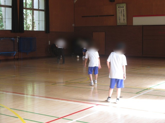 先生の足が長い