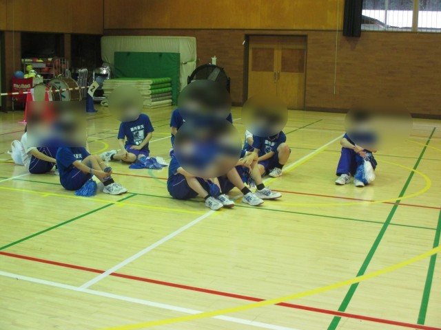 相手の方に体を向けて