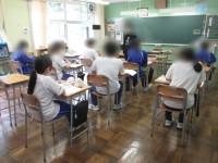 犯人逮捕後の警察・検察の動きを説明中