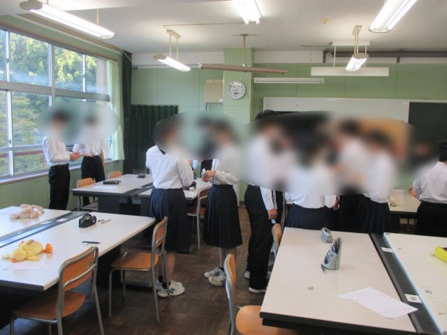 体育祭の頑張りを互いに讃えあっています