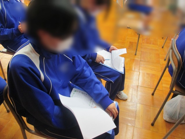 性に関する指導で資料に目を通す3年