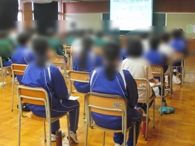 真剣に話を聞く両校の生徒たち
