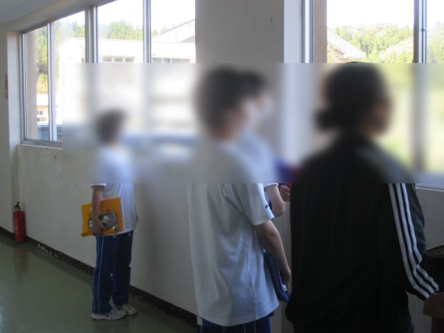 小学生を遠くから眺める中３生