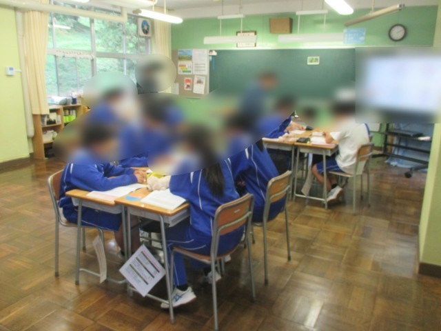 互いの考えを出し合っています