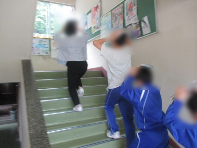 無言で避難