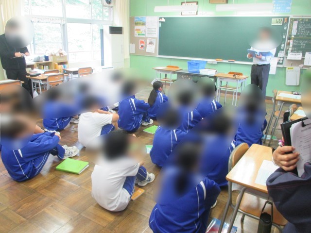 担当職員の話を静かに聞いています