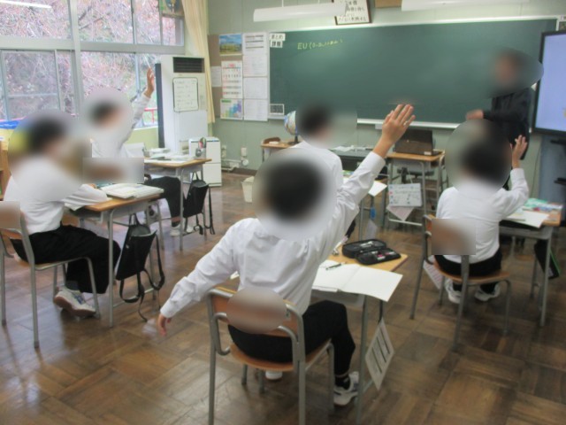 元気よく挙手
