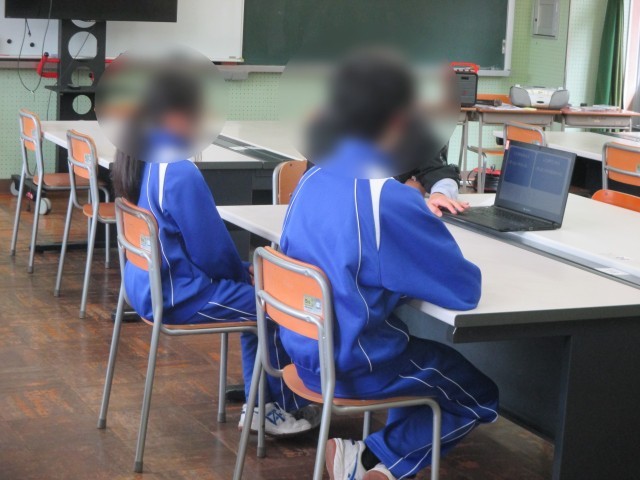 選挙の説明を聞く2年生
