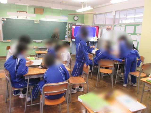正答を目指して興奮する生徒たち